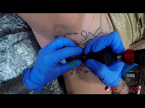❤️ Ekstreme tatuita varmulo Sully Savage ricevis tatuon sur sia klitoro ❤❌ Fikado ĉe ni ﹏